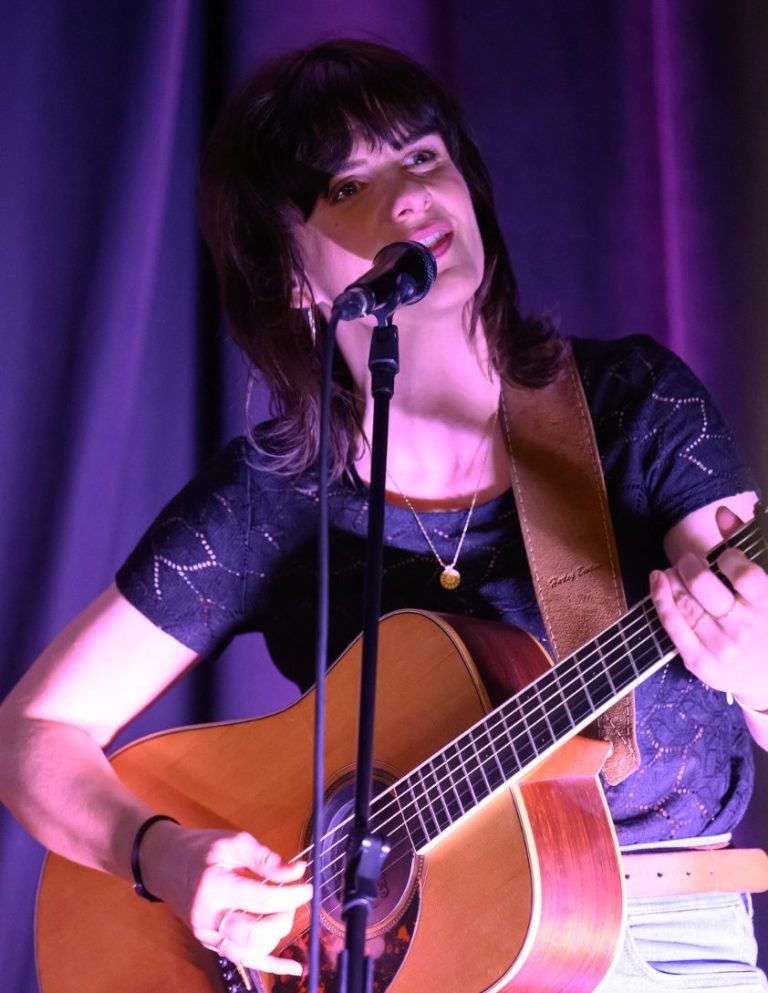 Schnappschuss-Portrait von einer herzlich lachenden Kate Rena